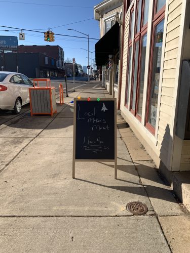the sign in front of the store announcing the shop hop stop